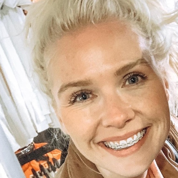 Meet your Posher, Hollie - Picture 1 of 1